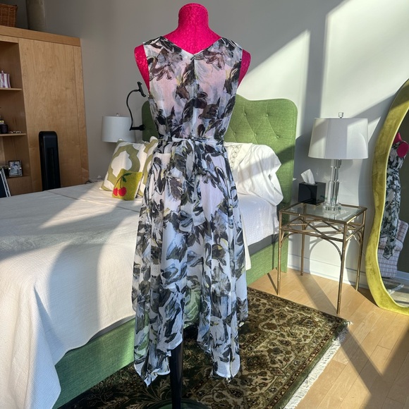 Flowy Floral Dress - Picture 2 of 3